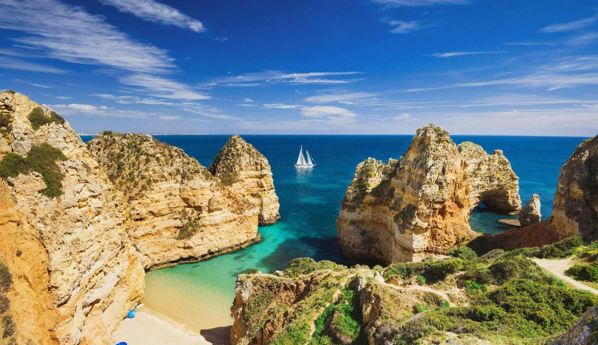 An image of the stunning rock formations of the Algarve coastline that can be viewed on a boat trip from Albufeira.