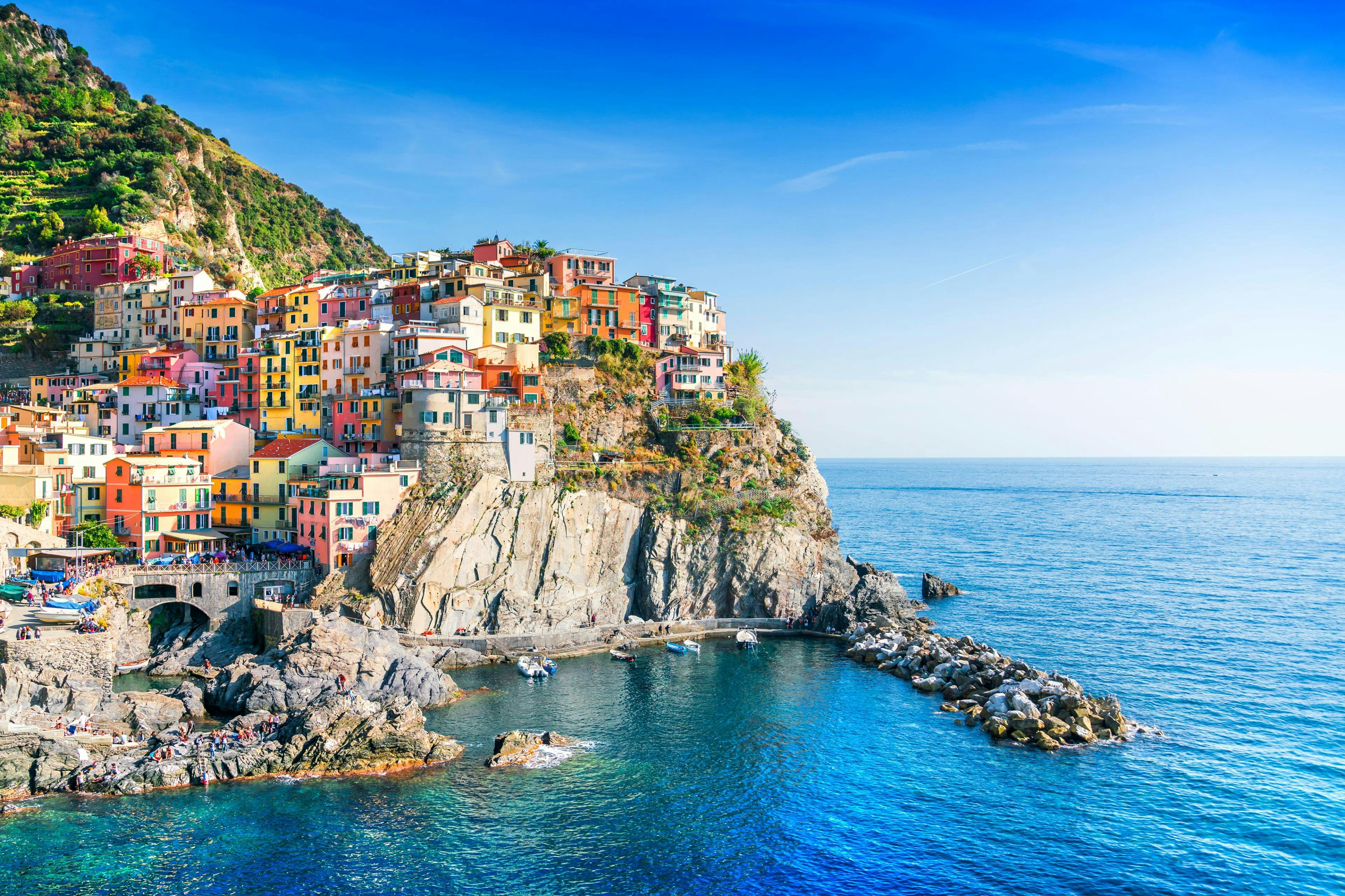 boat-trip-cinque-terre_SEM-Resort-Hero An image of the picturesque little village of Manarola perched on top of the cliffs, one of the sights afforded to those who go on a boat trip along the Cinque Terre coast.