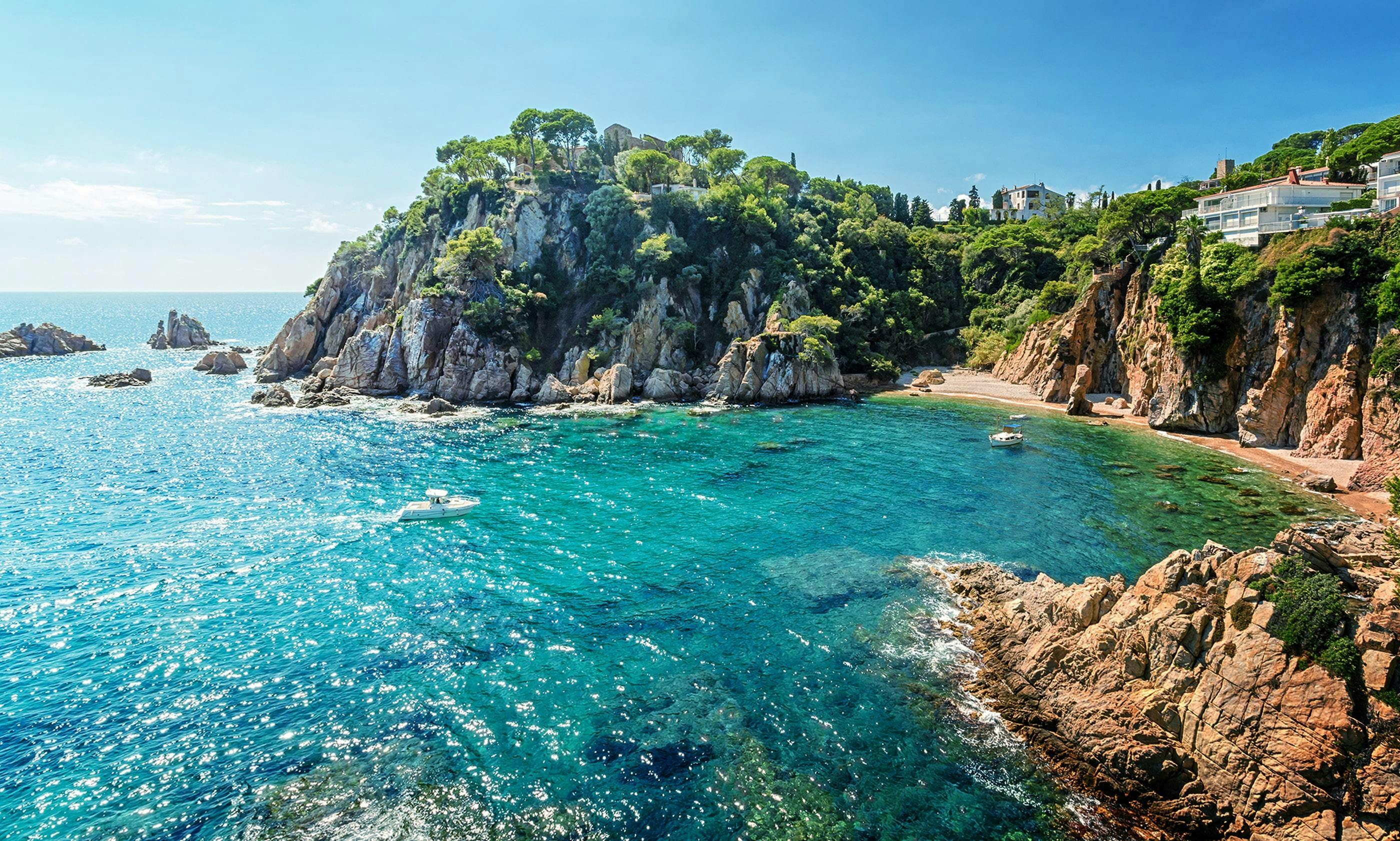 Imagen de una cala paradisiaca de la Costa Brava en verano.