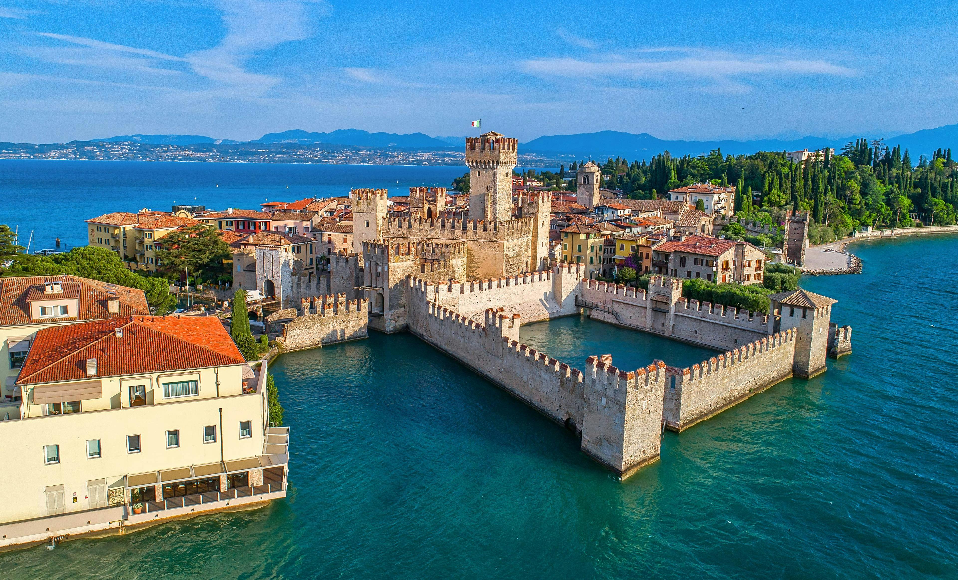 Una vista aerea del Castello Scaligero di Sirmione, una delle attrazioni che si possono osservare durante una gita in barca sul lago di Garda.