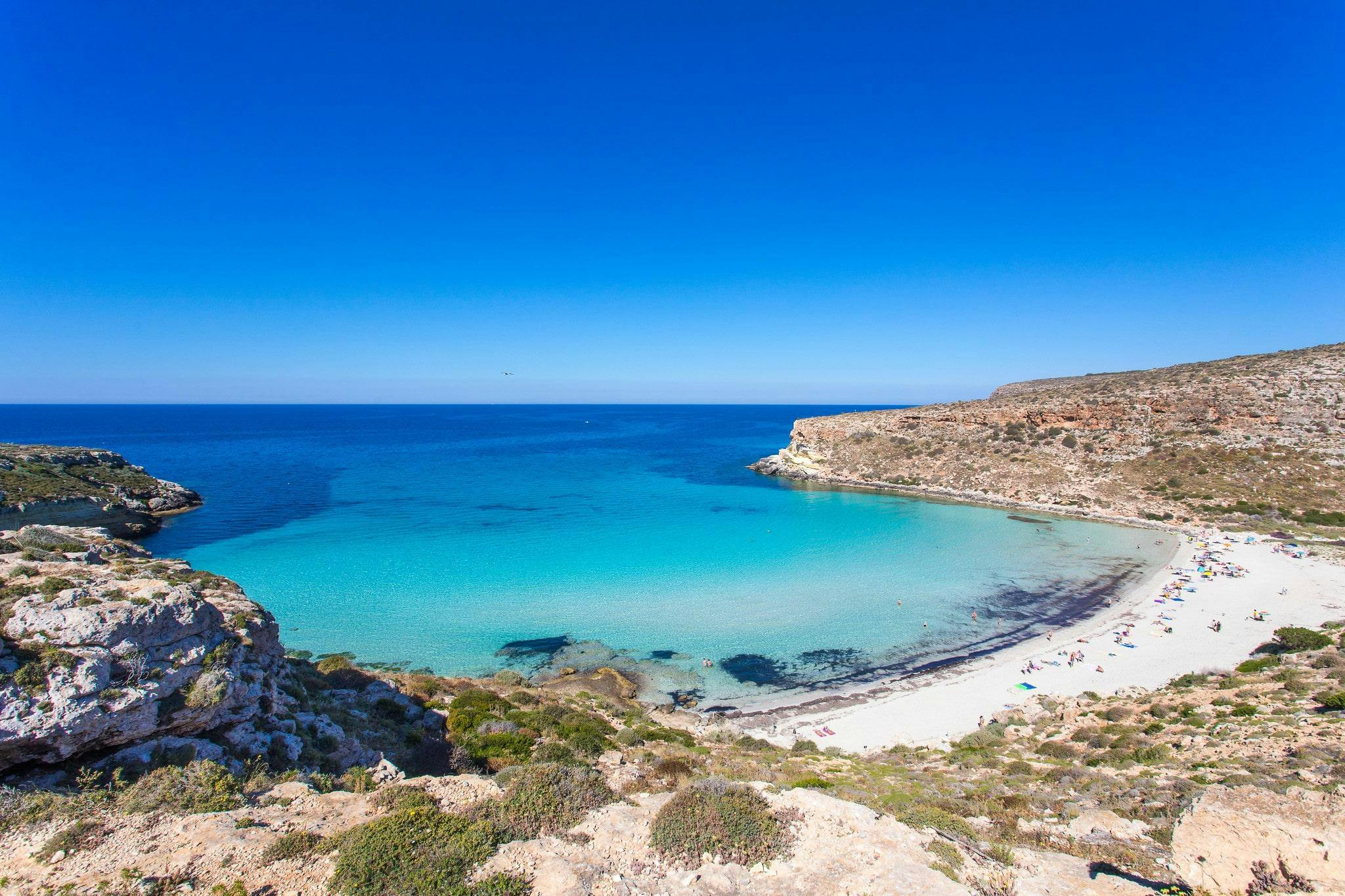Vista della paradisiaca Spiaggia dei Conigli, che può essere visitata durante molte gite in barca a Lampedusa.
