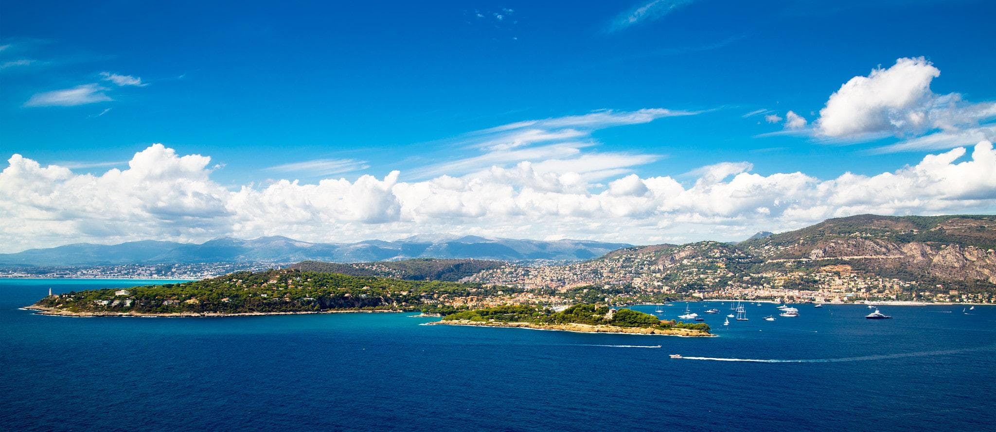 Vue de la Côte d'Azur autour de St-Jean-Cap-Ferrat, une destination populaire pour les balades en bateau depuis Nice.
