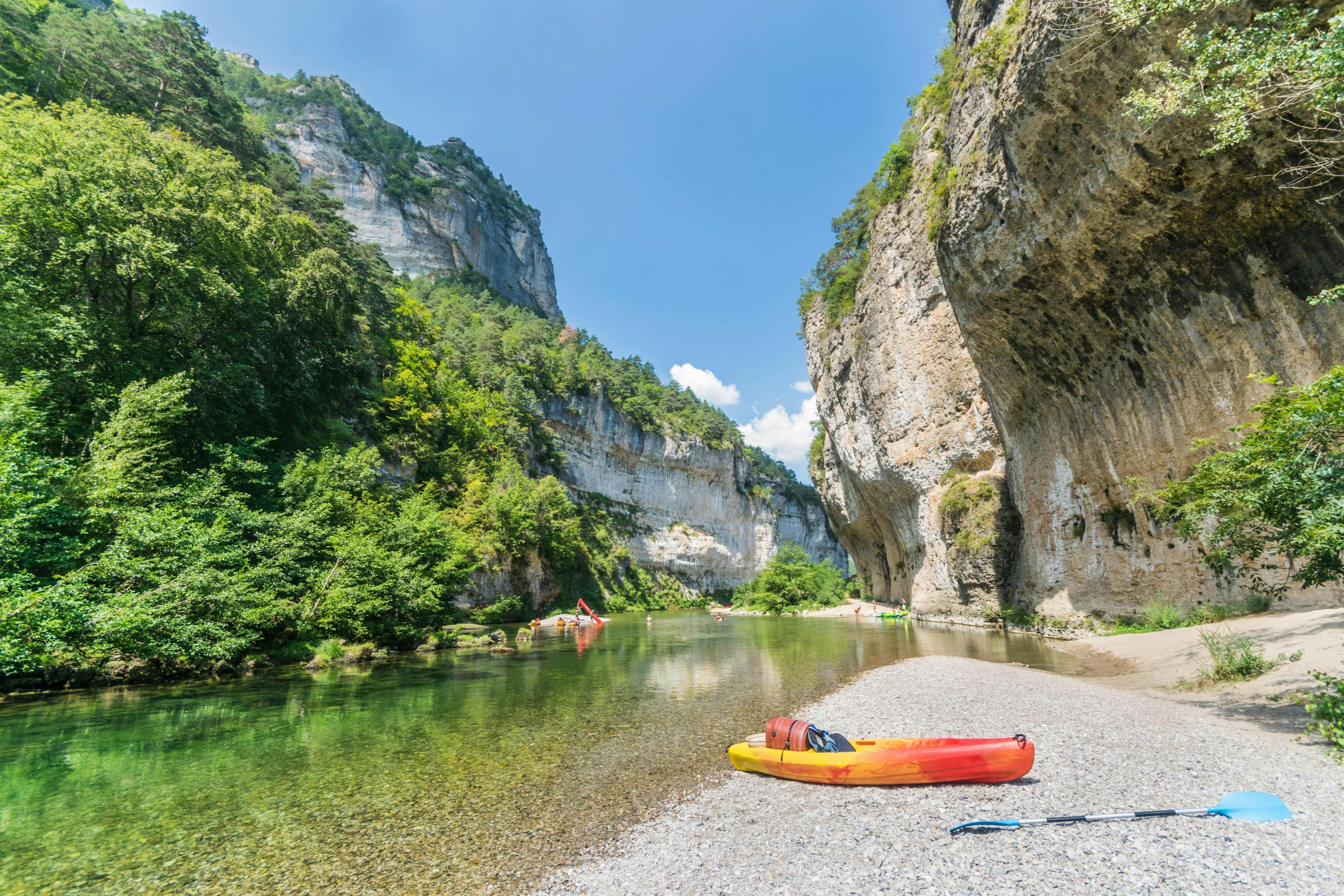 Un canoë est posé sur l'une des plages naturelles des Gorges du Tarn, l'un des lieux de prédilection pour le canoë en France.