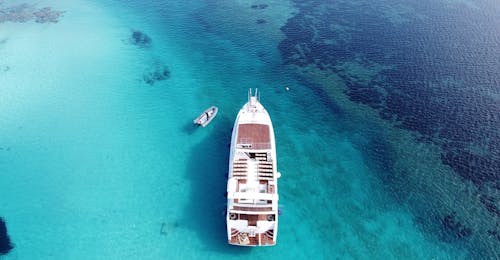 Gita in barca all'Isola di La Maddalena e alle Piscine Naturali con Delfino Tours La Maddalena Foto della barca di Delfino Tours La Maddalena durante la Gita in barca all'Isola di La Maddalena e alle Piscine Naturali.