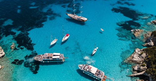 Balade en bateau vers Paxos (Gaios), Antipaxos et les Grottes au départ de Corfou avec Corfu Cruises Balade en bateau vers Paxos (Gaios), Antipaxos et les Grottes au départ de Corfou avec Corfu Cruises.