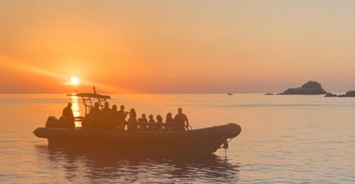 RIB-Boot mit dem Sonnenuntergang im Hintergrund, während einer Bootstour von Calvi aus mit Apéritif und Snorcheln mit Giru Mare Calvi.