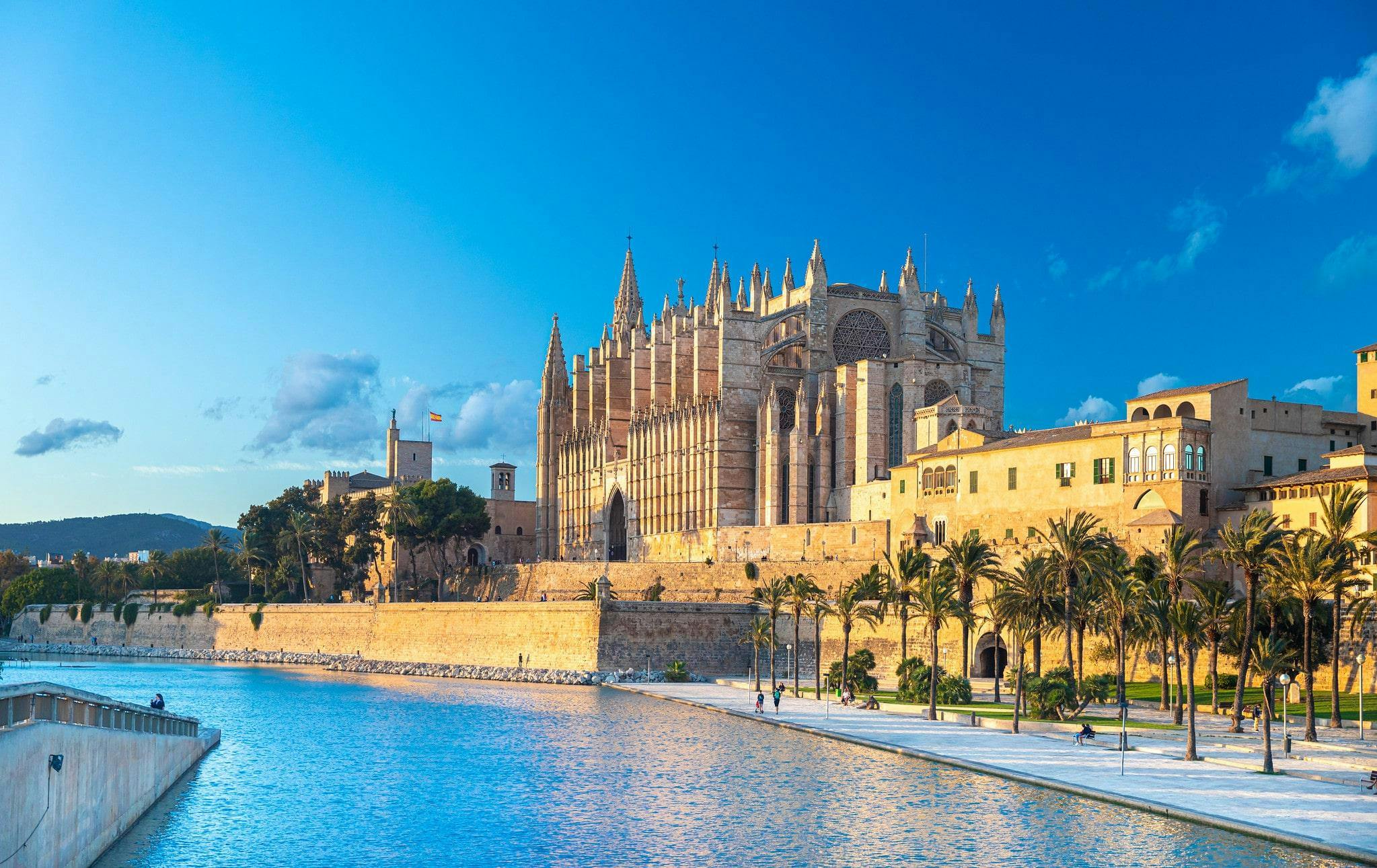 jet-ski-water-sports-palma-de-mallorca_SEM-Resort-Hero View of the cathedral as you set off on a jet ski in Palma de Mallorca.