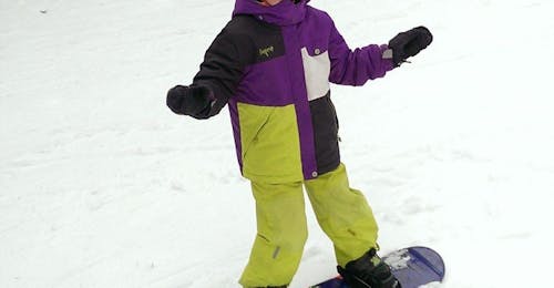 A child is having lots of fun during the Private Snowboarding Lessons for Kids & Adults - All Levels organised by OUTdoor Slovenia Bled.