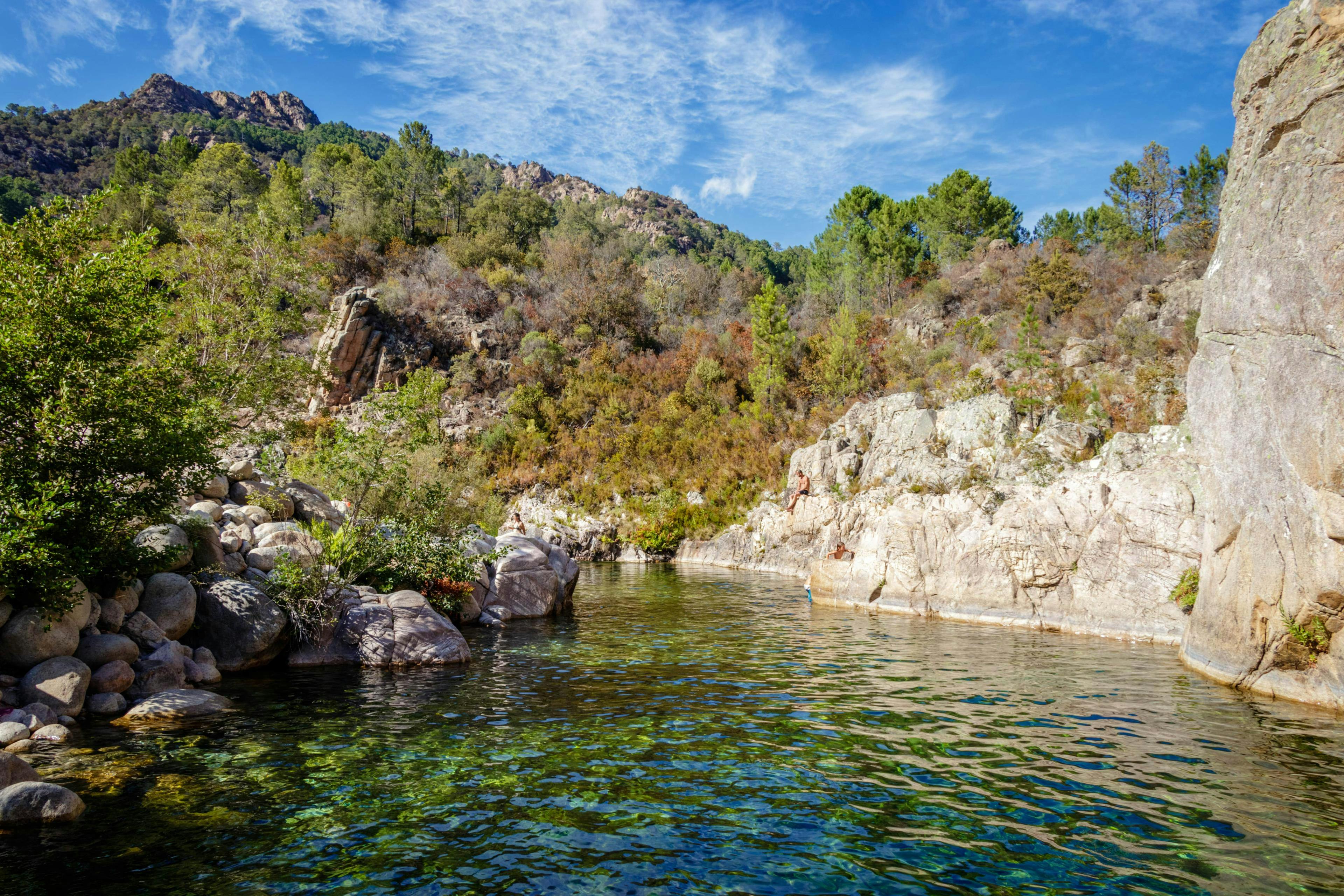 rafting-canyoning-corisca_SEM-Resort-Hero Une photo de la Solenzara telle qu'on peut la voir pendant une sortie canyoning en Corse.