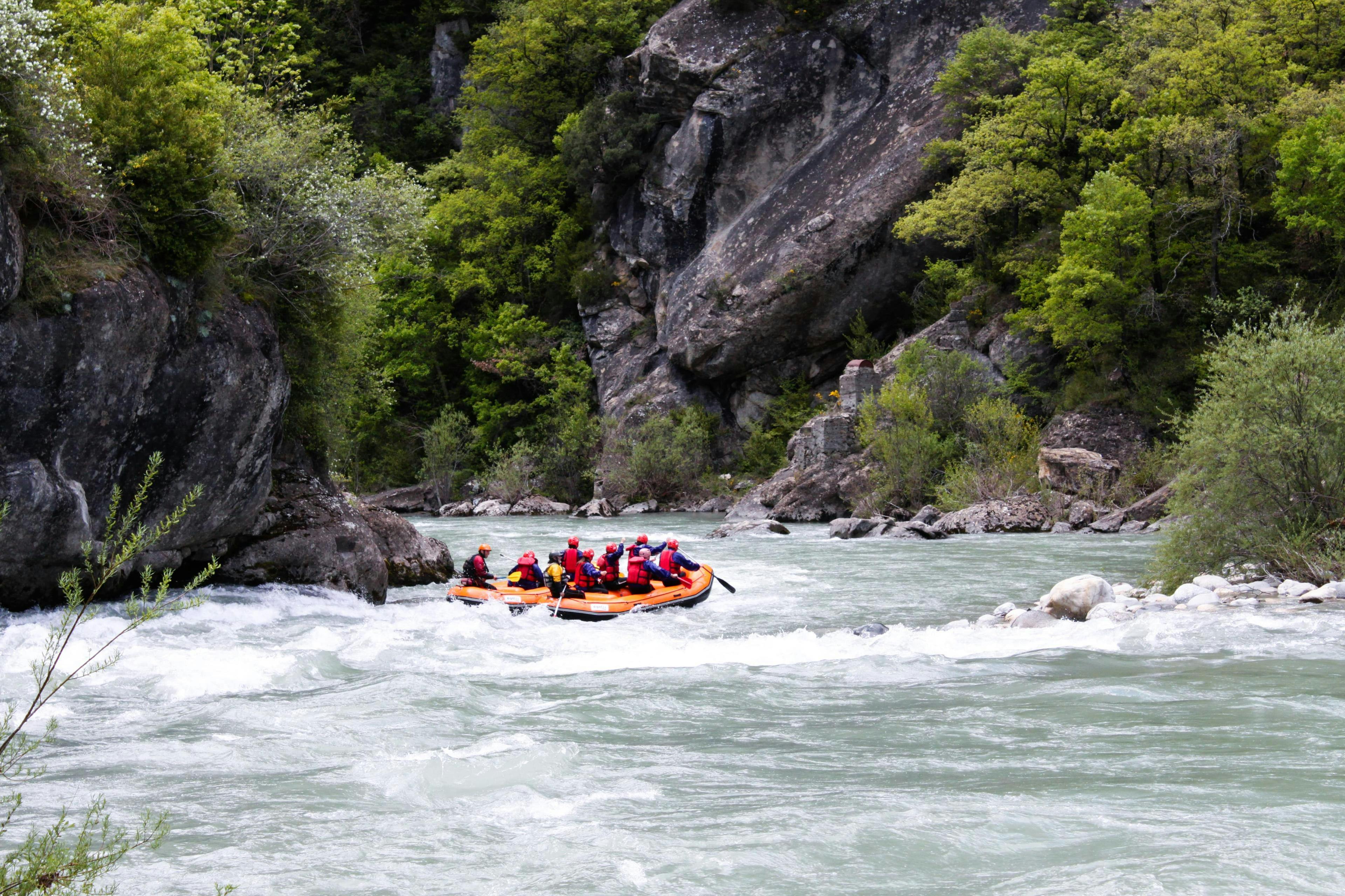 Un grupo de personas hace rafting en el río en Murillo de Gállego con un proveedor de rafting durante el verano.