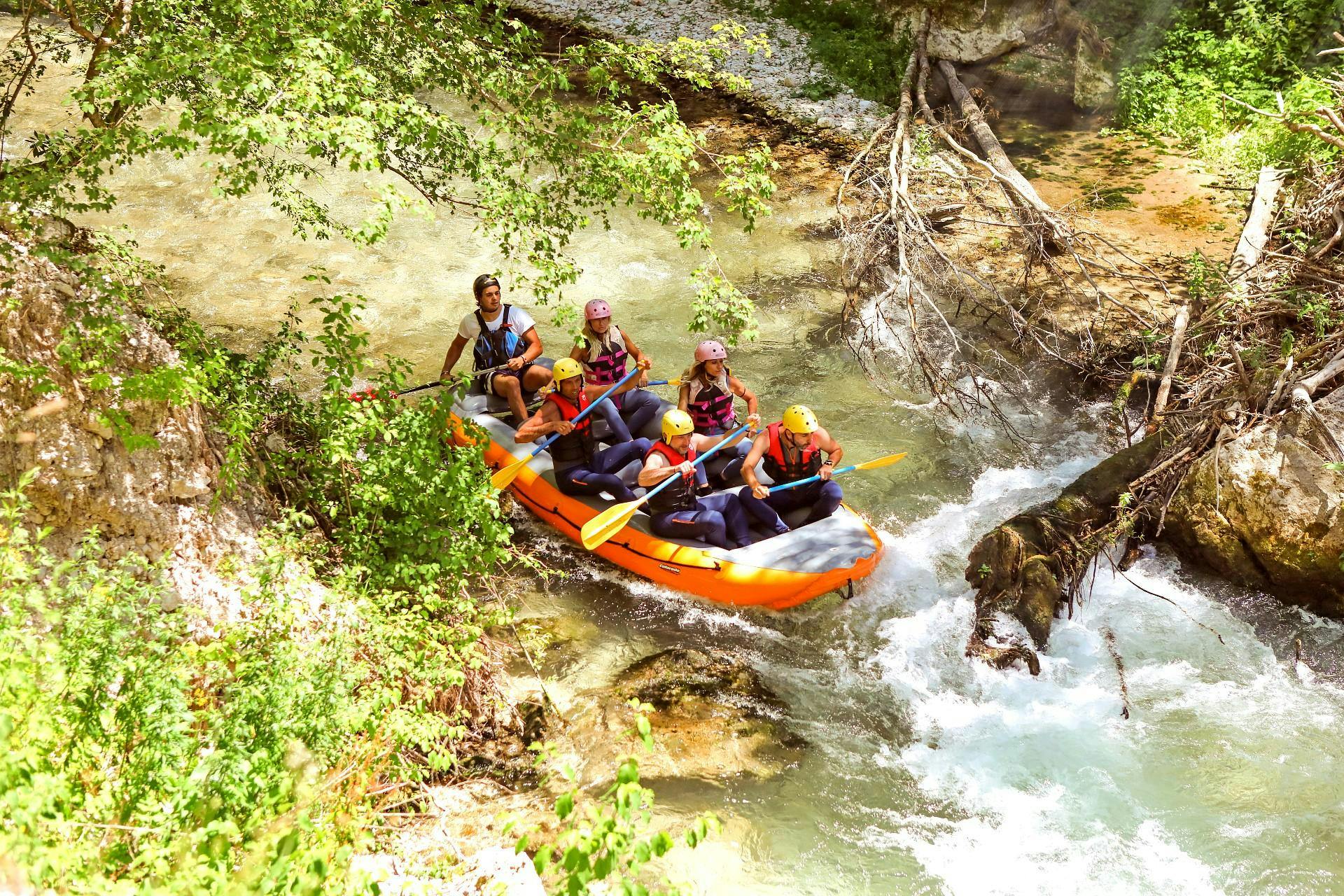 Un gommone di Umbria Rafting percorre il fiume Corno durante una discesa Rafting sul fiume Corno - Percorso Lungo. 