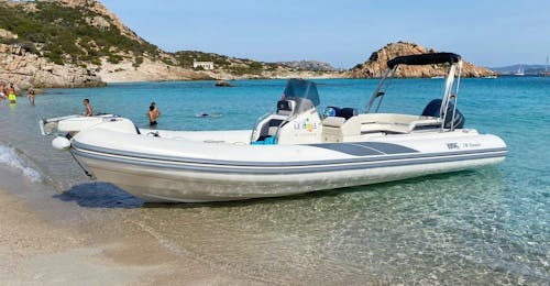 Uno dei nostri gommoni fotografato in spiaggia durante una gita in gommone da Cannigione all'arcipelago di La Maddalena con aperitivo con Noleggio Le Isole Cannigione.