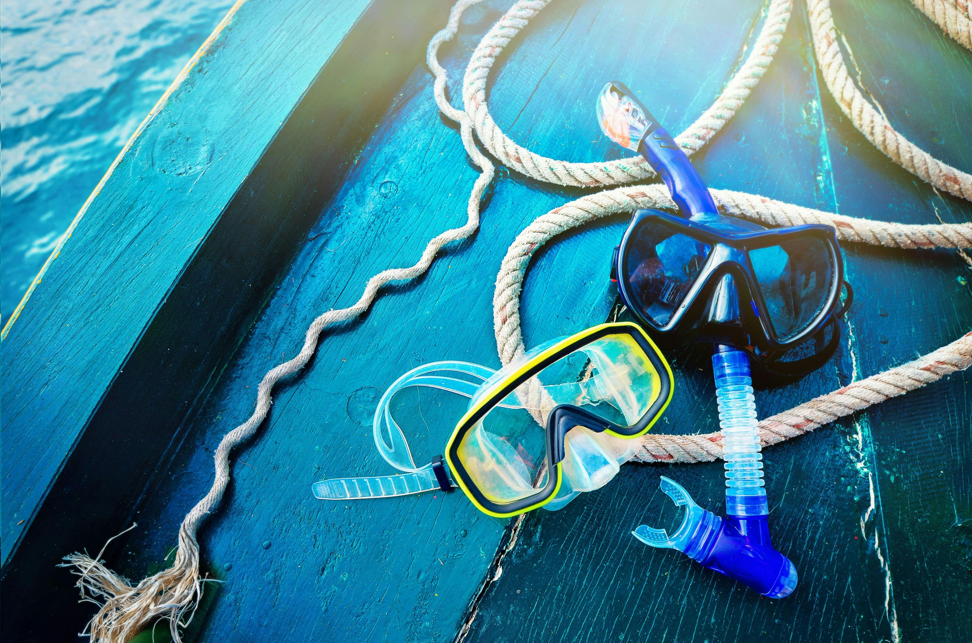 Dos sets de gafas y un snorkel están puestos en el barco, listos para ser llevados a hacer snorkel en Mallorca.