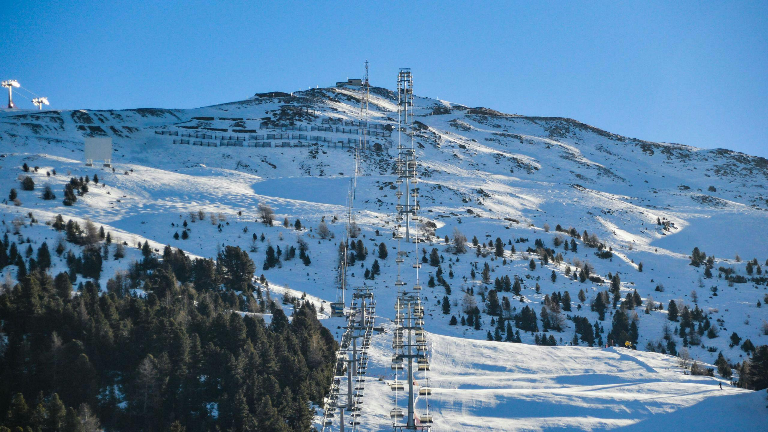 Due seggiovie portano gli sciatori in cima alle piste da sci di Bormio, dove i visitatori possono imparare a sciare durante le lezioni di sci fornite dalle scuole di sci locali.