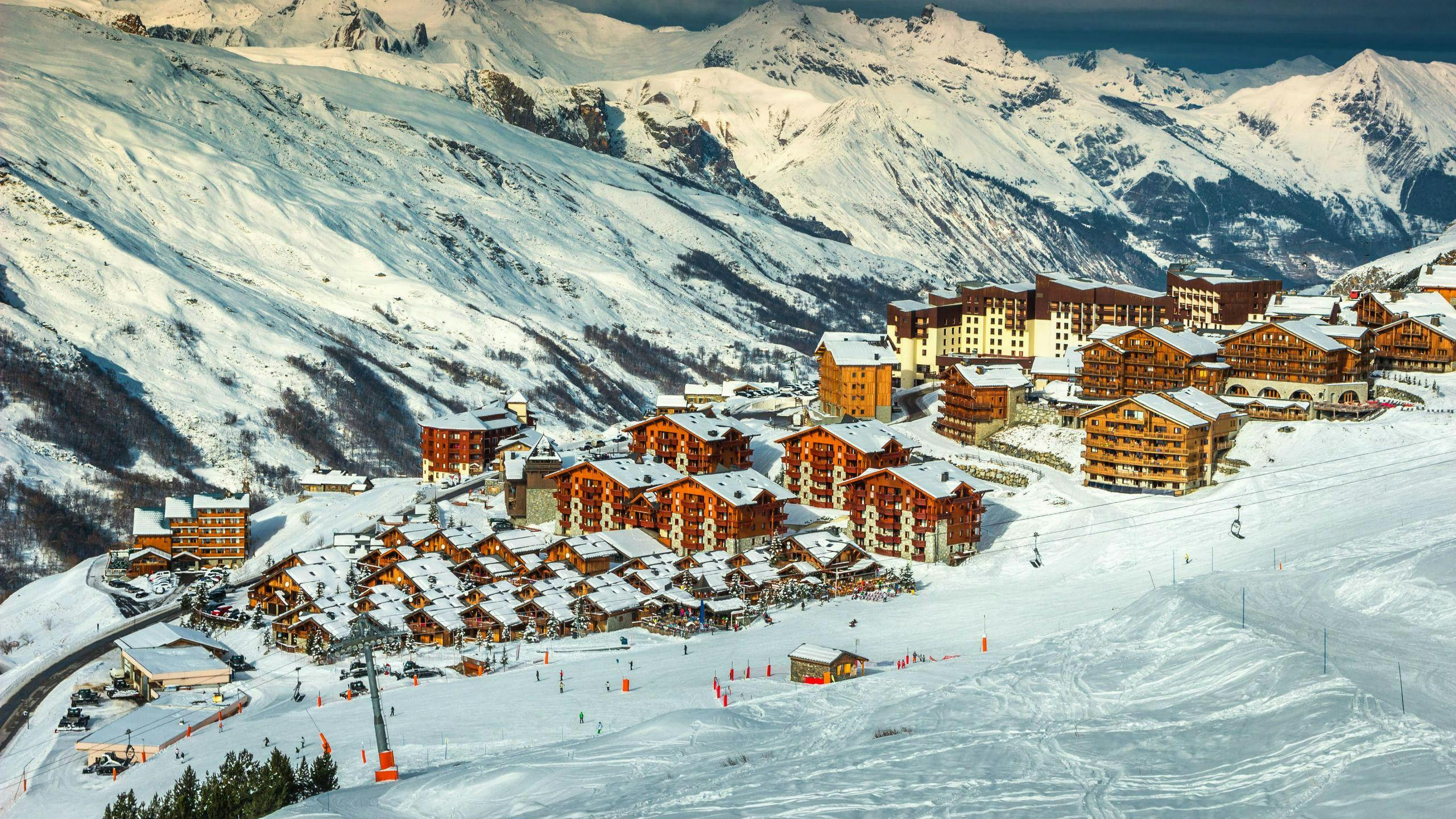 Une vue de la station de ski française Les Menuires, dans le domaine skiable des Trois Vallées, où les écoles de ski locales proposent des cours de ski pour les amateurs de sports de neige qui veulent apprendre à skier.