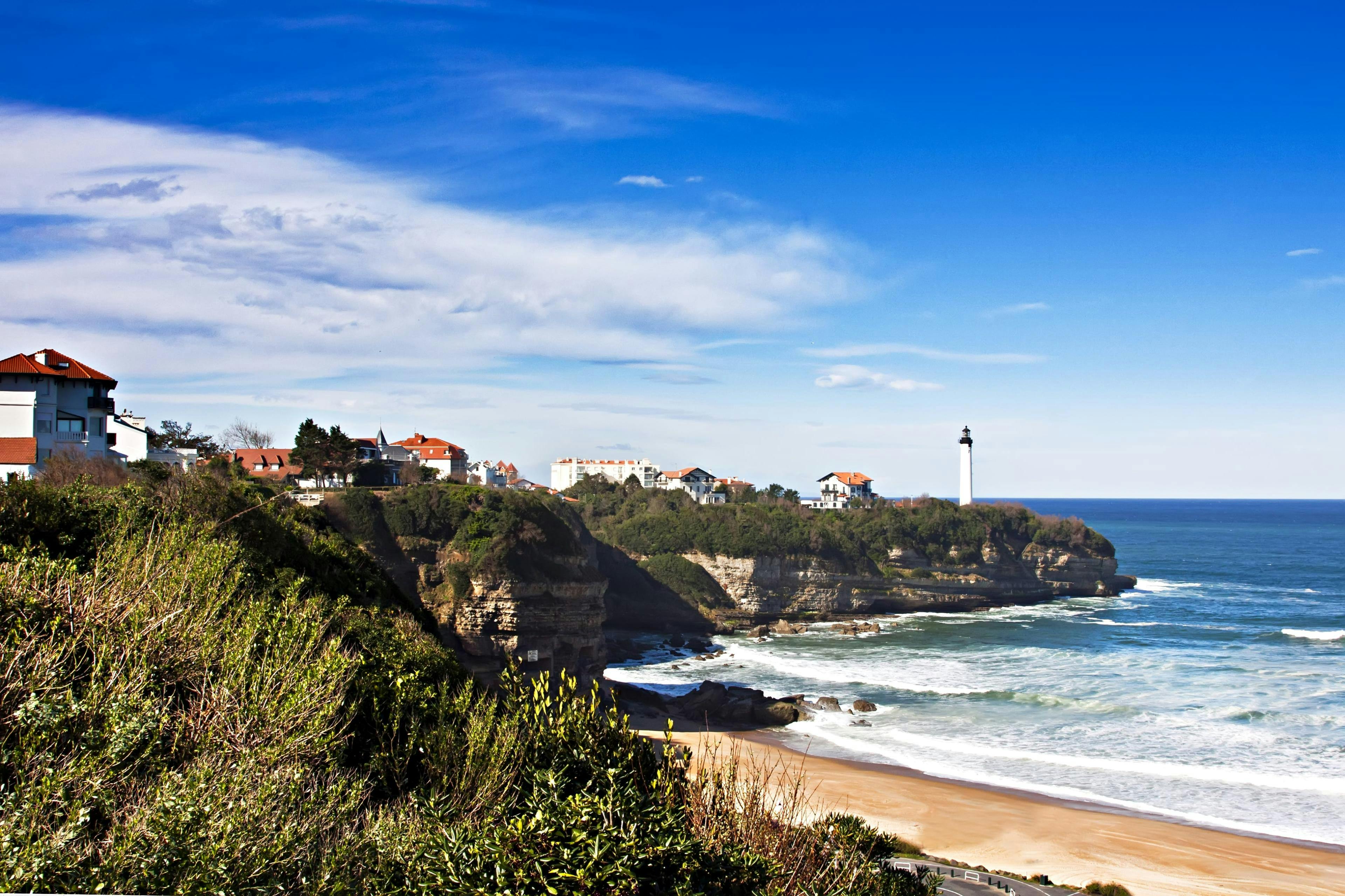 surfing-anglet_SEM-Resort-Hero Vue de l'une des nombreuses plages d'Anglet dans le Pays basque français où les amateurs de surf peuvent prendre des cours de surf.