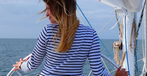 Paseo en catamarán a la isla de Houat con parada, SUP y desayuno bretón con Valmarelo Marine La Trinité-sur-Mer.