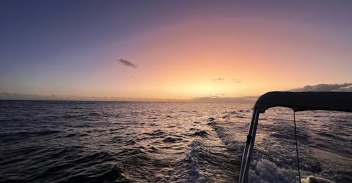 Paseo al atardecer en barco desde Le Port con bebidas con Westcoast Family Boat Reunion.